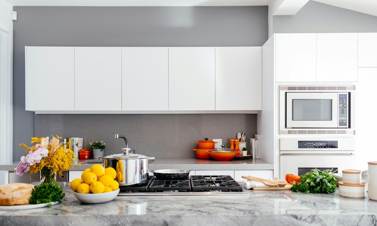 Cocina organizada con utensilios de uso diario