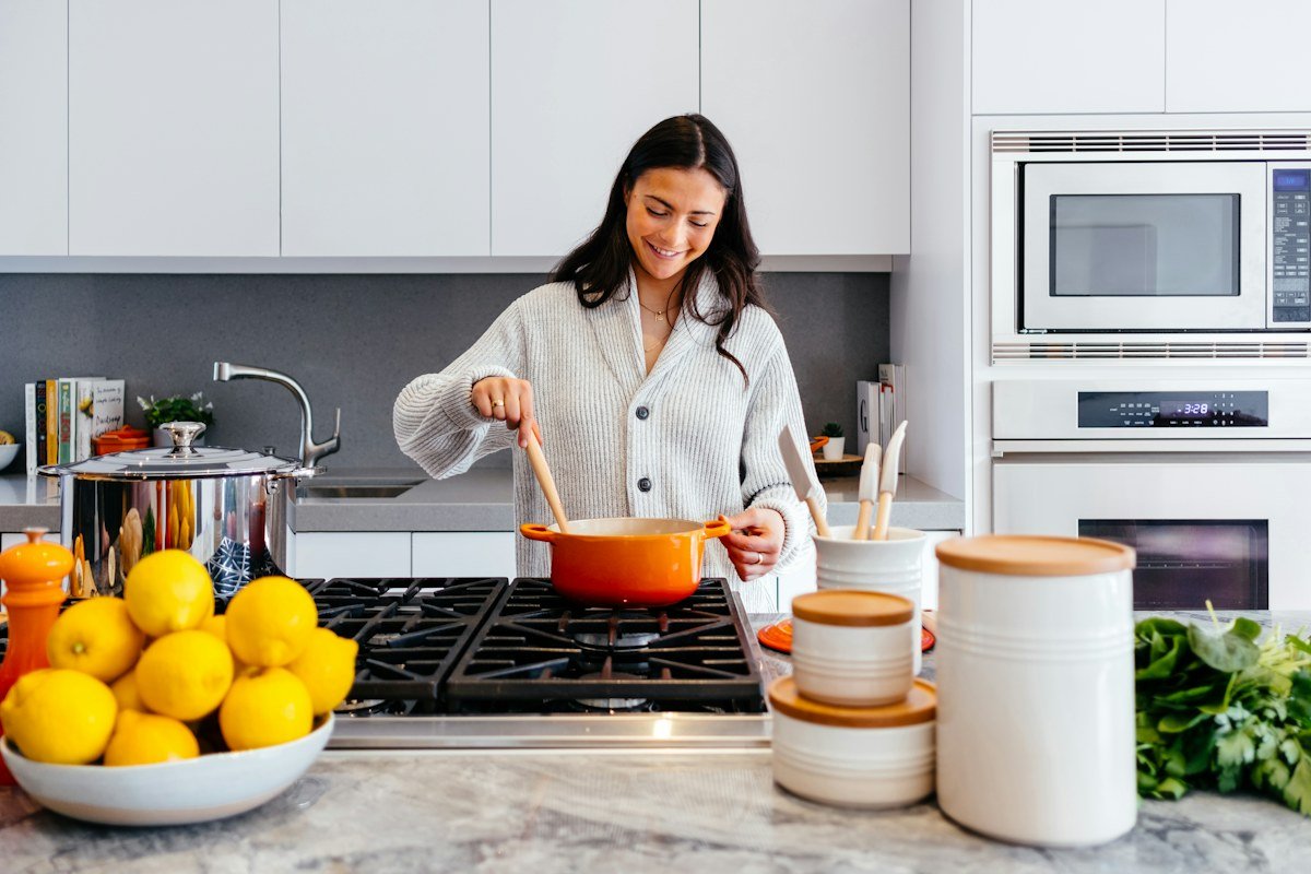 Utensilios de cocina en un espacio luminoso